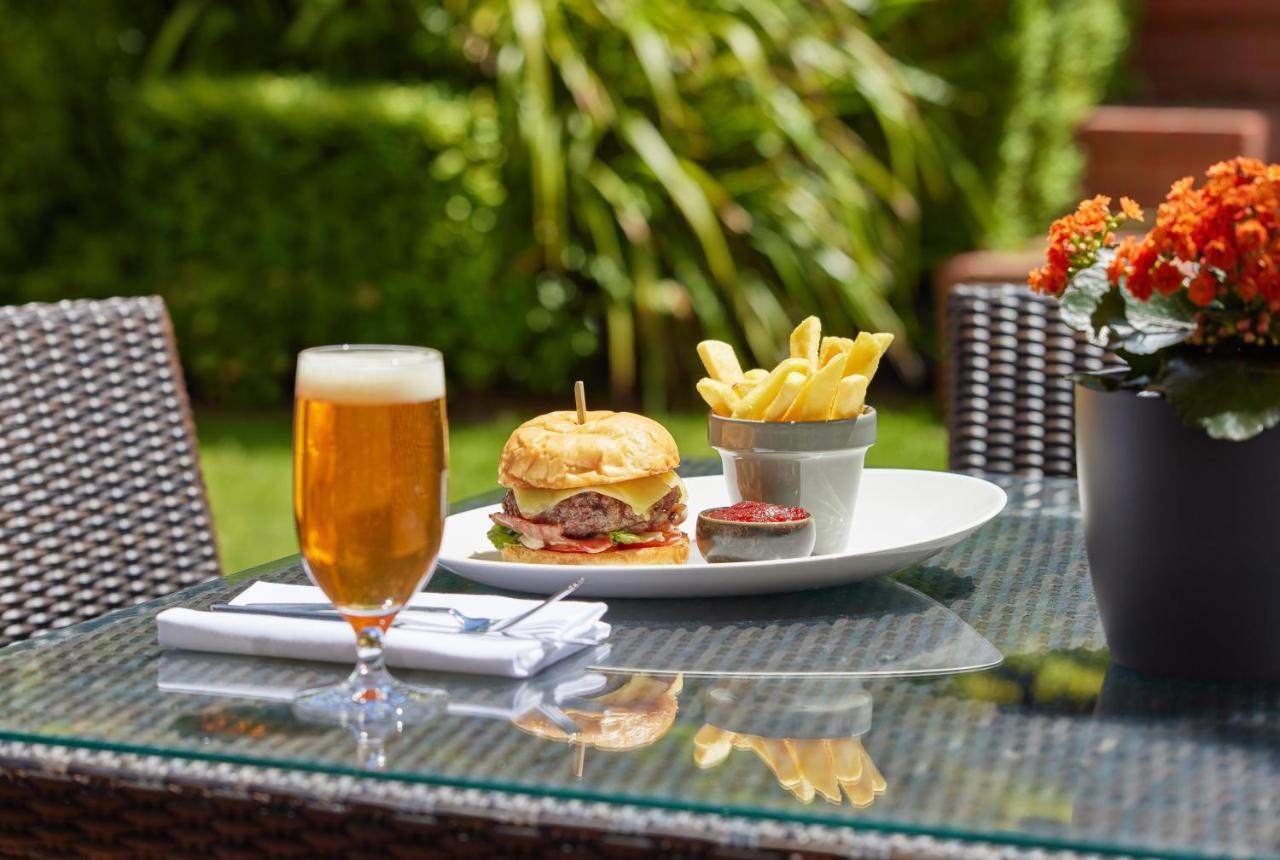 Hyatt Hotel Canberra - A Park Hyatt Hotel Exteriér fotografie A burger and chips served with a beer