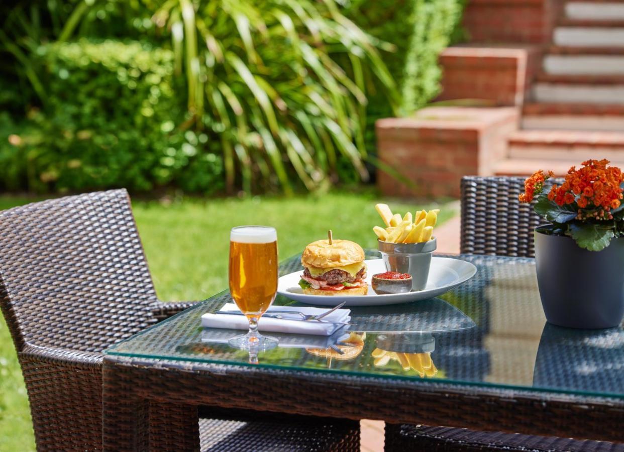 Hyatt Hotel Canberra - A Park Hyatt Hotel Exteriér fotografie A typical patio set