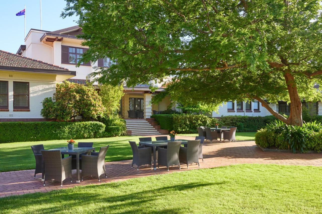Hyatt Hotel Canberra - A Park Hyatt Hotel Exteriér fotografie The grounds of the Governor's residence